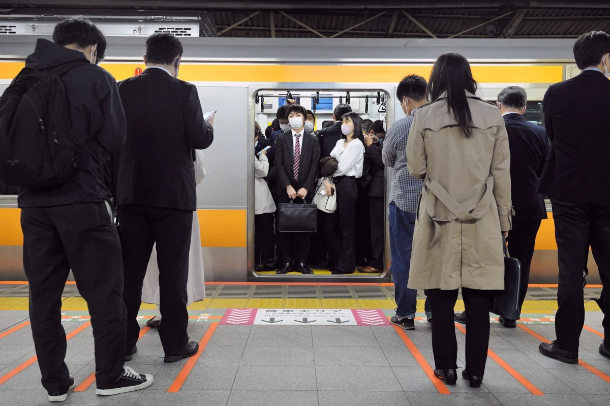 Rząd Japonii opublikował nowe wytyczne dotyczące polityki gospodarczej. Zawierają one zalecenia, aby firmy zezwalały swoim pracownikom na pracę cztery dni w tygodniu, zamiast popularnych do tej pory pięciu. Ma to, według władz, poprawić równowagę między życiem zawodowym a prywatnym Japończyków. 