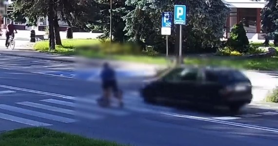 Policjanci wyjaśniają okoliczności zdarzenia, do którego doszło na ulicy Poznańskiej w Krośnie Odrzańskim. Osoba kierująca samochodem nie zatrzymała się przed przejściem dla pieszych i nie przepuściła przechodzących przez nie ojca z dzieckiem. 