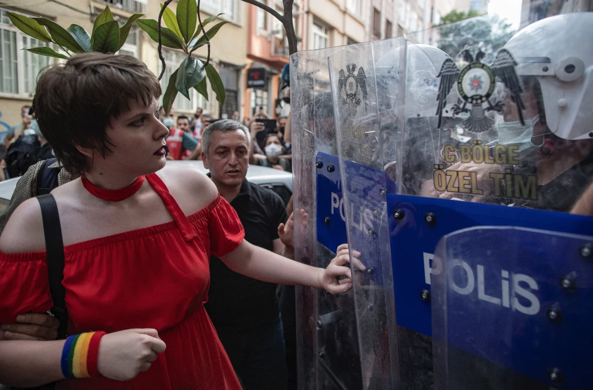Turecka policja wystrzeliła gaz łzawiący, aby rozproszyć tłum, który zebrał się w sobotę na paradę dumy (LGBT) w centrum Stambułu. Jak informuje agencja Reutera policja zatrzymała niektórych uczestników wydarzenia zakazanego przez lokalne władze.