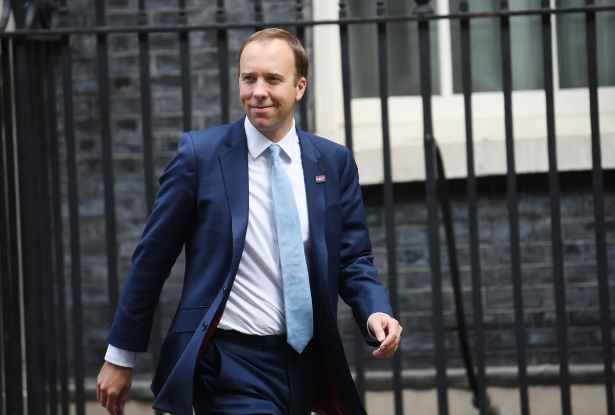 Brytyjski minister zdrowia Matt Hancock zrezygnował ze stanowiska po tym, jak dzień wcześniej wyszło na jaw, że złamał restrykcje epidemiczne, obejmując i całując doradczynię ze swojego resortu, z którą według tabloidu "The Sun" ma romans. Wieczorem biuro brytyjskiego premiera Borisa Johnsona przekazało, iż były minister spraw wewnętrznych, a później finansów, Sajid Javid został mianowany nowym ministrem zdrowia. 