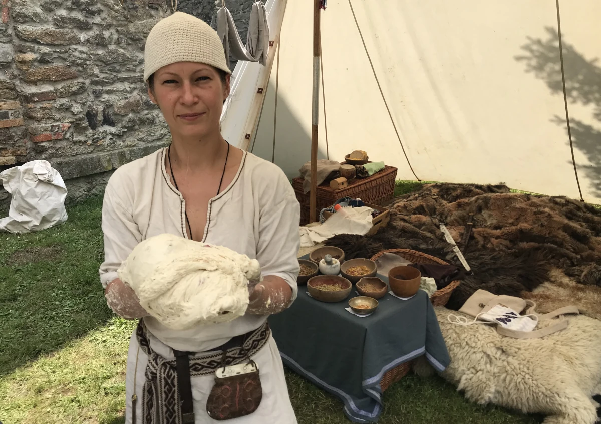 Niedziela to ostatni dzień Festiwalu Kuchni Historycznej i Produktów Regionalnych Twierdza Smaków na Zamku Czocha. To doskonała okazja, by skosztować potraw i napojów sprzed wieków. 