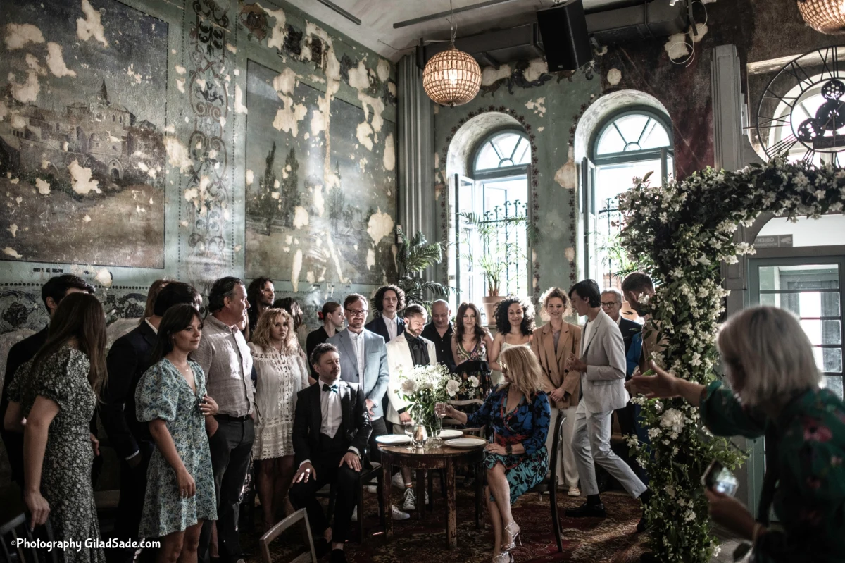 Restauracja i sklep z płytami winylowymi na Kazimierzu, Kopiec Krakusa i dach z pięknym widokiem na krakowski Rynek - te miejsca "zagrały" w teledysku do najnowszego, głośnego już singla Andrzeja Piasecznego. Utwór "Miłość" pochodzi z płyty "50/50". Na krążku znalazły się utwory skomponowane lub wyprodukowane przez takich artystów jak Kayah, Mrozu, Adam Sztaba, Jarecki, Kuba Badach, Paulina Przybysz, Michał Fox Król, Majka Jeżowska i Tomasz Organek. Plan teledysku do "Miłości" odwiedziła w Krakowie dziennikarka RMF FM Katarzyna Staszko.