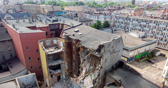 Ciężki sprzęt pracuje na miejscu katastrofy budowlanej w Chorzowie. W sobotę runęła część niezamieszkanej kamienicy przy ulicy Dworcowej w centrum miasta. 