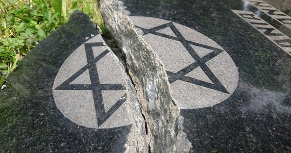Policja szuka wandali, którzy zdewastowali niemal 70 nagrobków na żydowskim cmentarzu w Bielsku-Białej. Funkcjonariusze przyznają, że jest zbyt wcześniej, by ocenić, czy było to przestępstwo z nienawiści, czy wybryk chuligański.