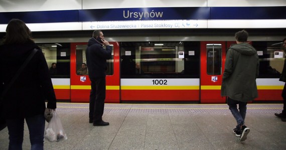 Nietypowy incydent w warszawskim metrze. Do tunelu na stacji Wilanowska weszli dwaj mężczyźni. Policjanci ustalają teraz tożsamość śmiałków. Po tymczasowych utrudnieniach pociągi kursują zgodnie z rozkładem.