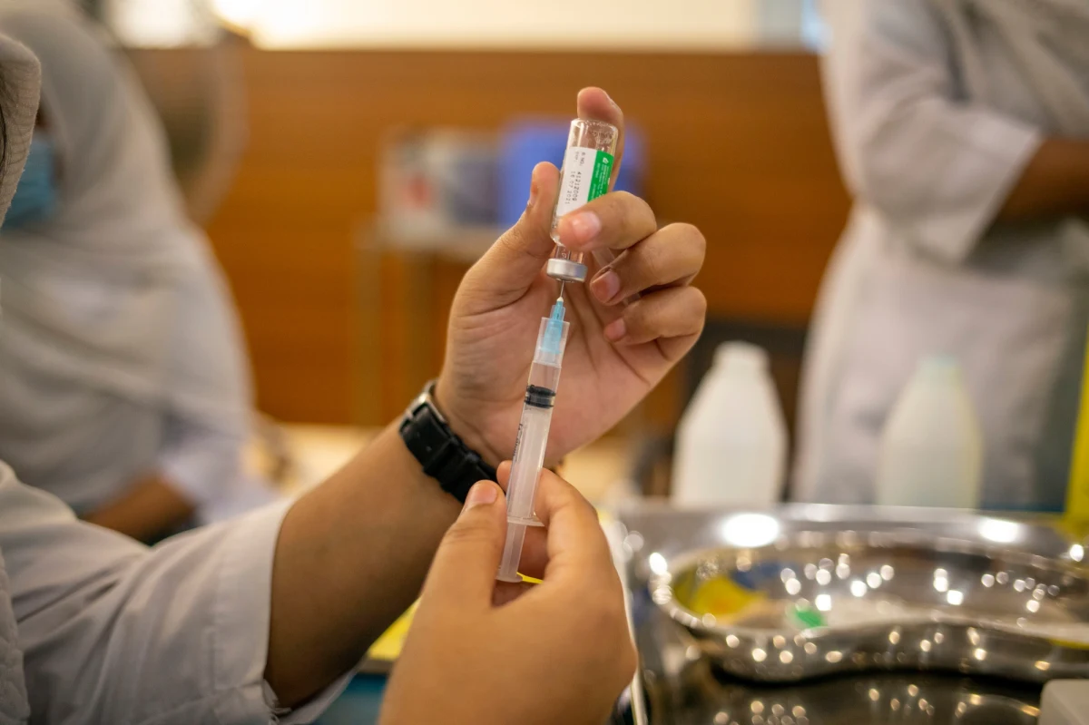 Rząd negocjuje dostawy kolejnej dawki szczepionki przeciw Covid-19; za rozmowy odpowiedzialna jest Komisja Europejska - donosi "Dziennik Gazeta Prawna". Według informacji gazety dla Polski zagwarantowane ma być ponad 30 mln dawek.