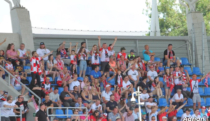 Idą po marzenia, a stadion w ruinie. Kibice mają dość