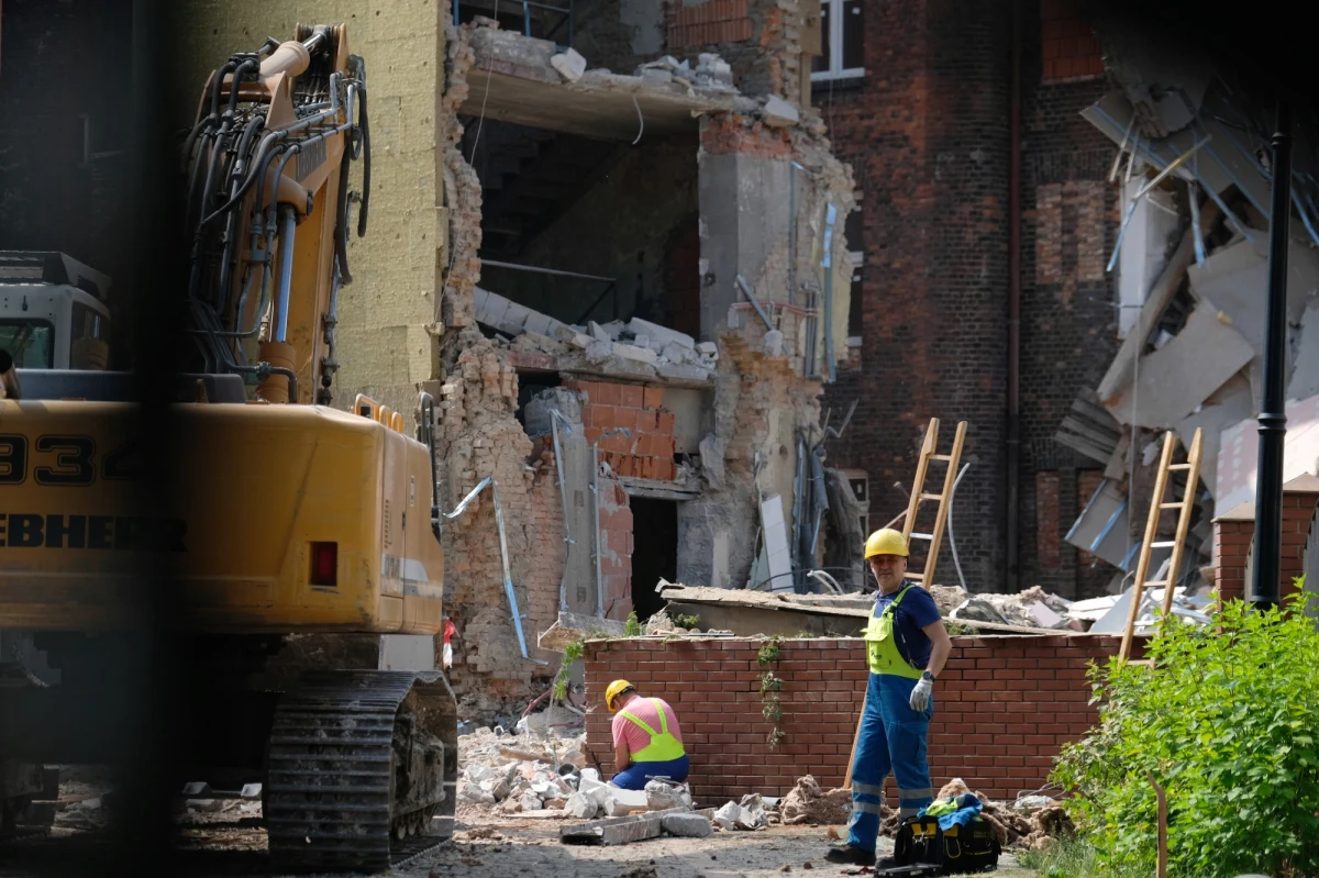 Śledczy wraz z inspektorami nadzoru budowlanego wyjaśniają przyczyny katastrofy budowlanej, do której doszło w sobotę w Chorzowie. Zawaliła się część 3-piętrowej kamienicy przy ul. Dworcowej. Na szczęście nikt nie ucierpiał. 