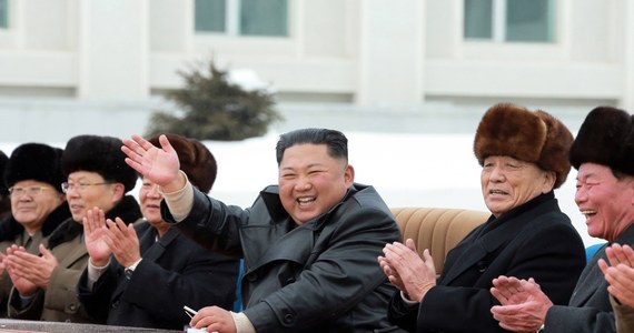 Północnokoreańska telewizja państwowa przyznała, że Kim Dzong Un wyraźnie stracił na wadze. Dodano, że stan zdrowia przywódcy jest przedmiotem troski w Pjongjangu - informuje południowokoreańska agencja prasowa Yonhap.
