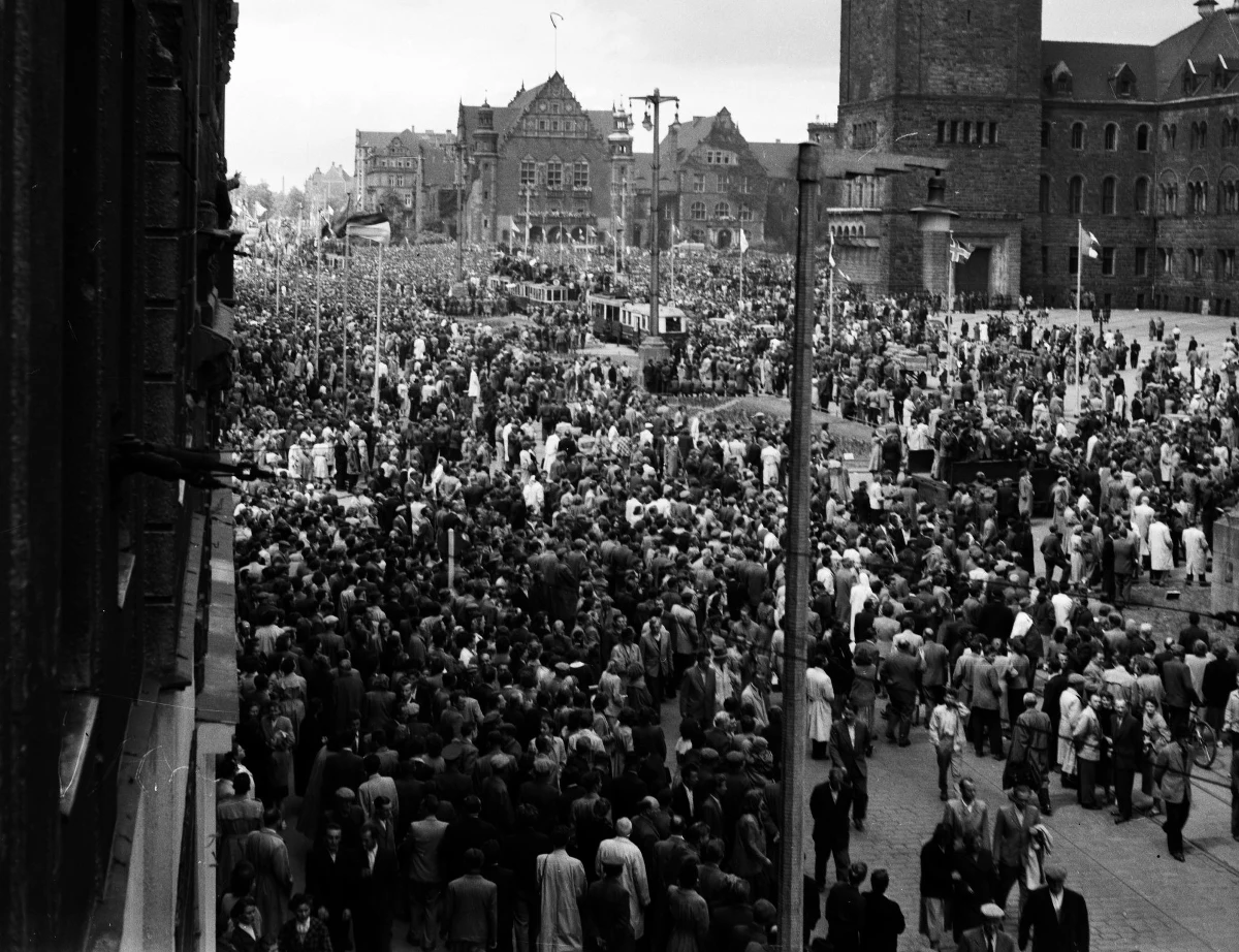 65 lat temu, 28 i 29 czerwca 1956 r., w Poznaniu doszło do robotniczych protestów, które przerodziły się w walki uliczne. Władze do ich stłumienia użyły wojska. Zginęło co najmniej 58 osób, rannych było ponad 600. Poznański Czerwiec był pierwszym polskim buntem robotniczym przeciwko niesprawiedliwości systemu komunistycznego.