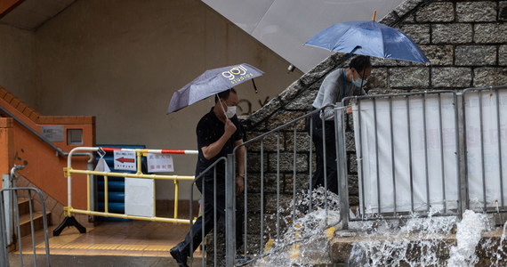 Hongkońskie obserwatorium meteorologiczne ogłosiło w poniedziałek najwyższy, czarny alert deszczowy. Z powodu ulewnych opadów odwołano poranną sesję miejscowej giełdy, pracę wstrzymały szkoły i ośrodki szczepień przeciw Covid-19 – podała lokalna prasa.