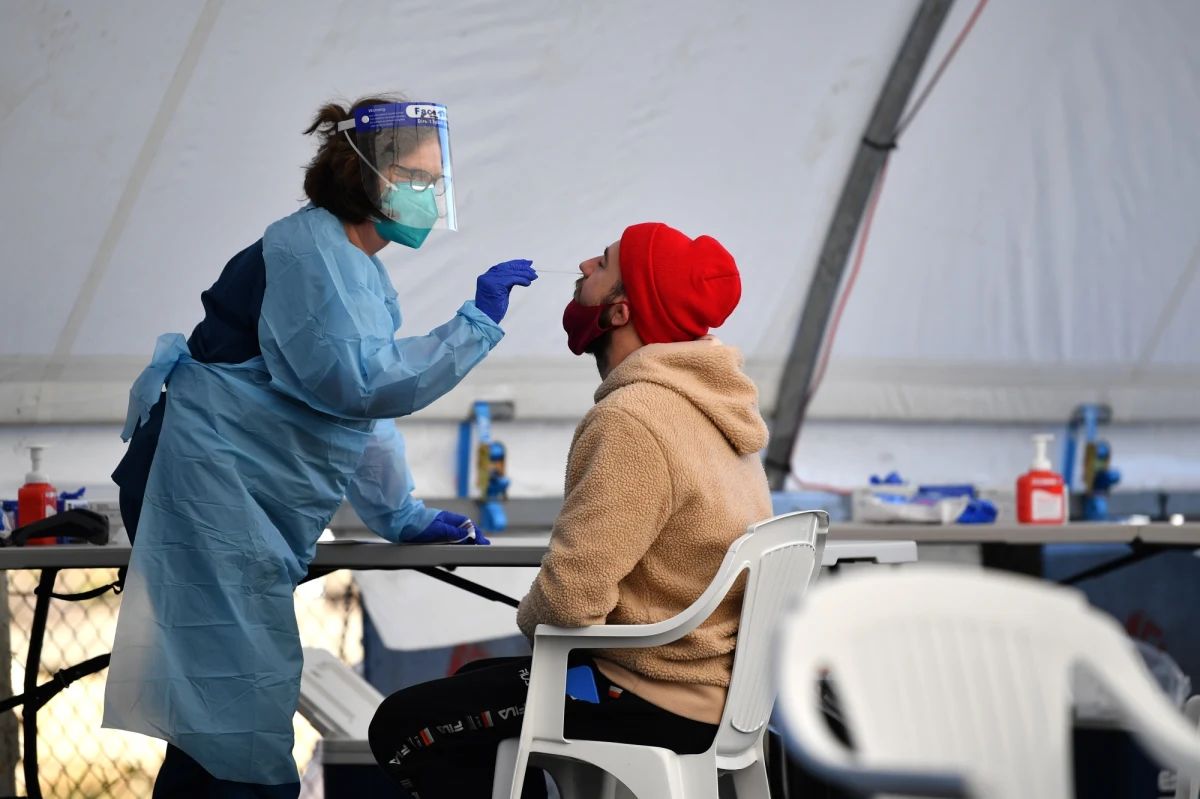 ​Władze Australii starają się opanować nowe ogniska Covid-19 wywołane wariantem Delta. Doradczyni ministra zdrowia Alison McMillan ostrzegła w poniedziałek, że wariant ten jest o 60 proc. bardziej zaraźliwy niż Alfa i wywołuje cięższą chorobę u młodych ludzi.