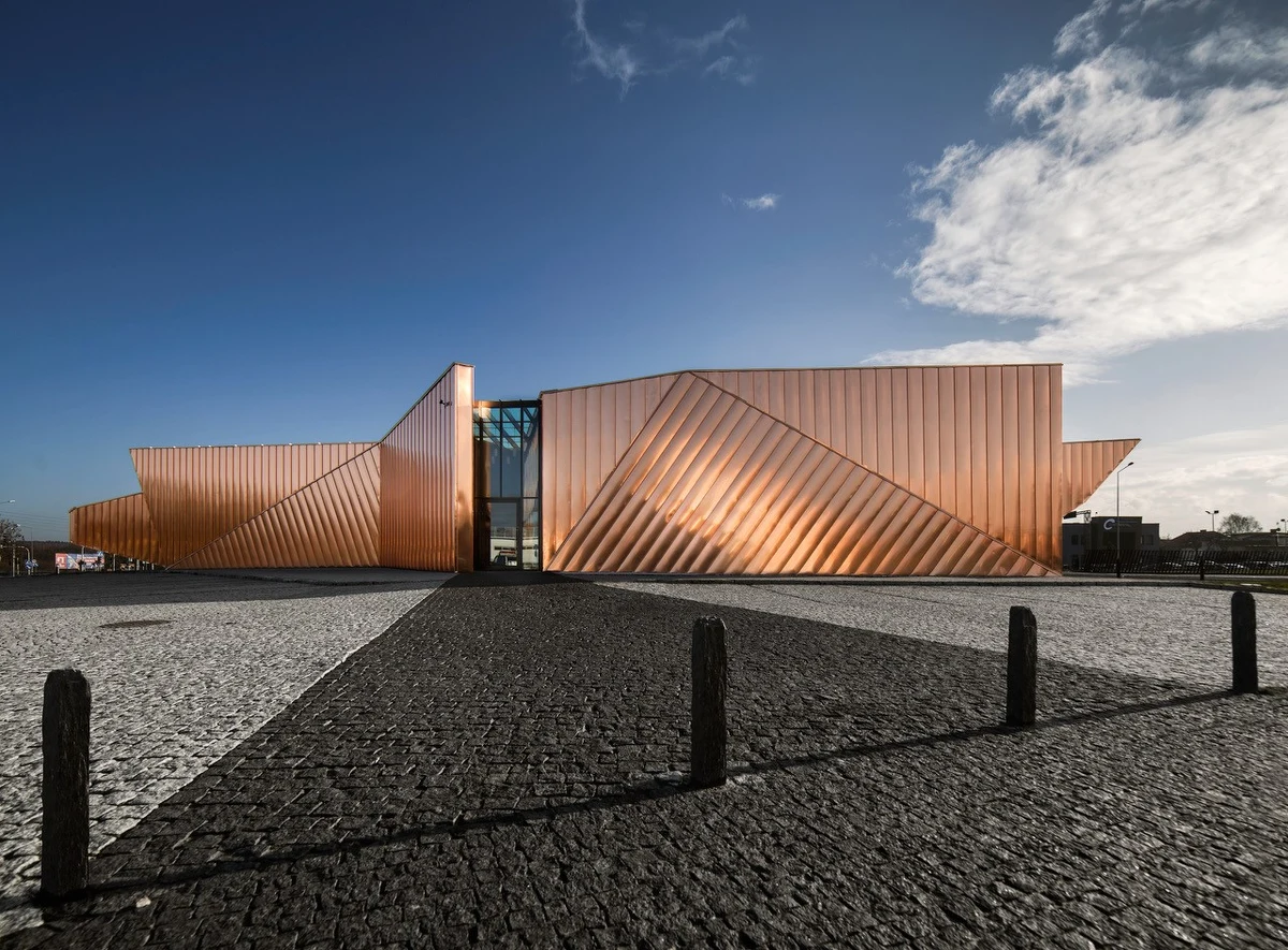 Budynek w kształcie płomieni, ściana ognia w środku, mnóstwo eksperymentów i ciekawostek. To wszystko znajdziecie w Muzeum Ognia w Żorach na Śląsku. W te wakacje w Faktach RMF FM i na RMF24.pl zaprosimy Was do odwiedzenia niezwykłych muzeów w Polsce. Zaczynamy właśnie w Żorach. 
