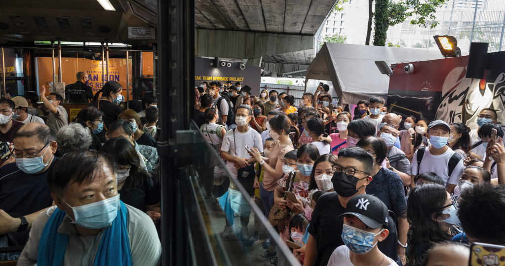 Większość z nas już dawno zapomniała o noszeniu maseczek w przestrzeniach publicznych, szczególnie na ulicy, gdzie było to obowiązkowe tylko przez krótki czas, ale nie wszędzie wygląda to podobnie. Wystarczy spojrzeć na Hongkong, gdzie dopiero teraz zniesiono pandemiczne obostrzenia!