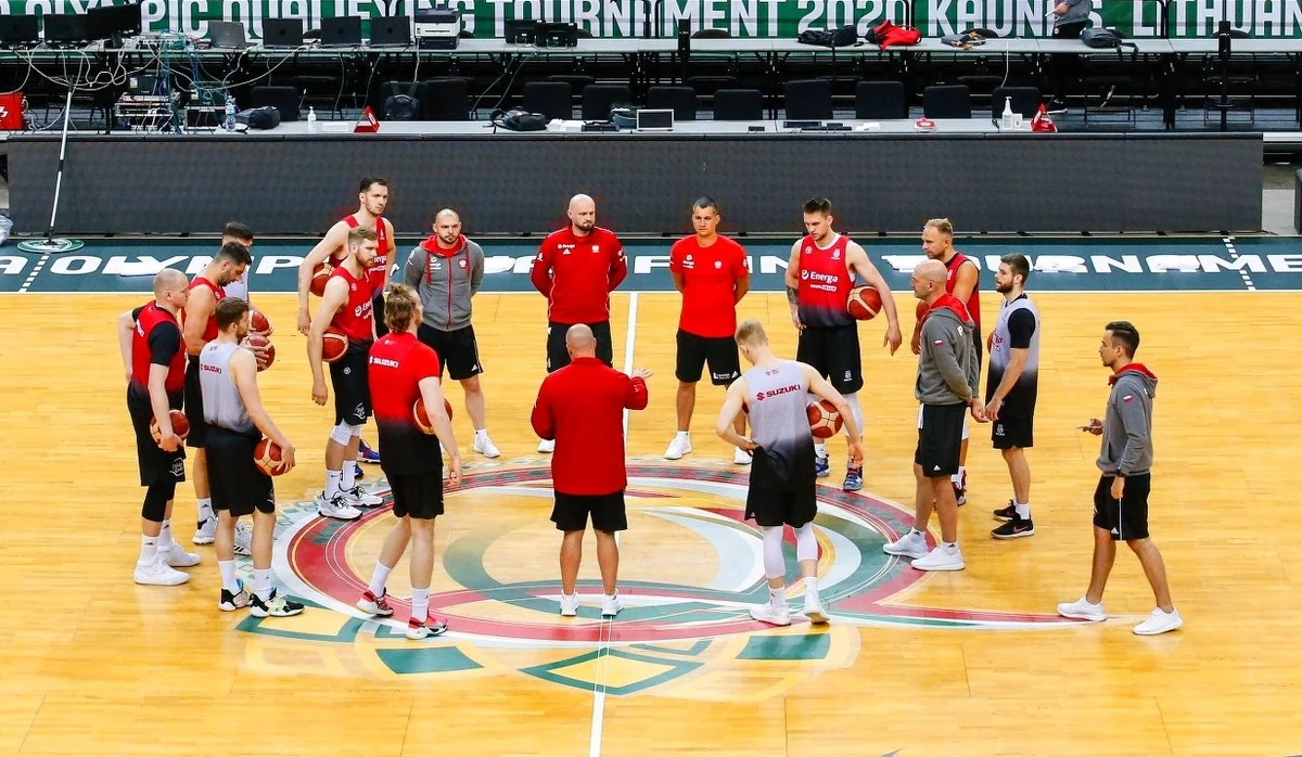 Trener reprezentacji Polski Mike Taylor wybrał 12 zawodników, którzy zagrają w turnieju kwalifikacyjnym do Igrzysk Olimpijskich Tokio 2020 w Kownie. Pierwszy mecz z Angolą już we wtorek o godz. 15:30. Transmisja w TVP Sport.