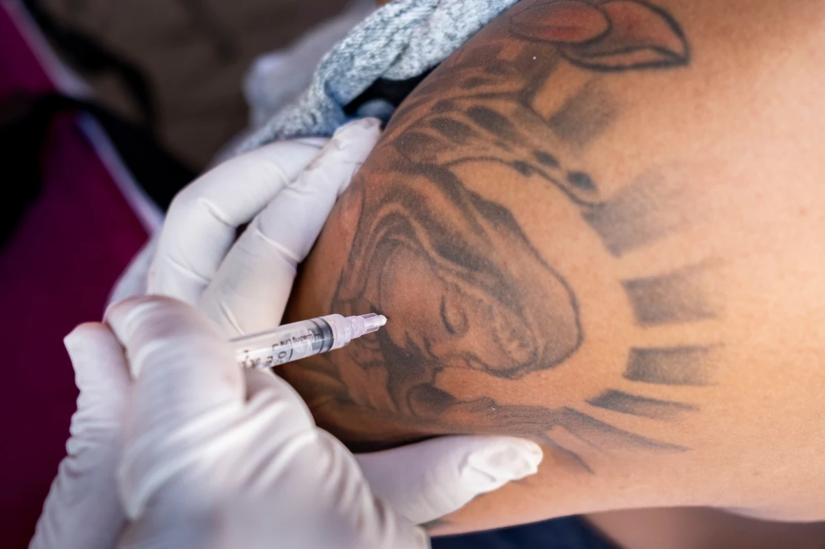 Rząd rozważa scenariusz, w którym trzecia dawka szczepionki przeciw Covid-19 będzie dla pacjentów odpłatna – potwierdził na konferencji prasowej minister zdrowia Adam Niedzielski. Przekazał również, że Polska zadeklarowała, że jest zainteresowana kupnem dodatkowego zapasu preparatów.