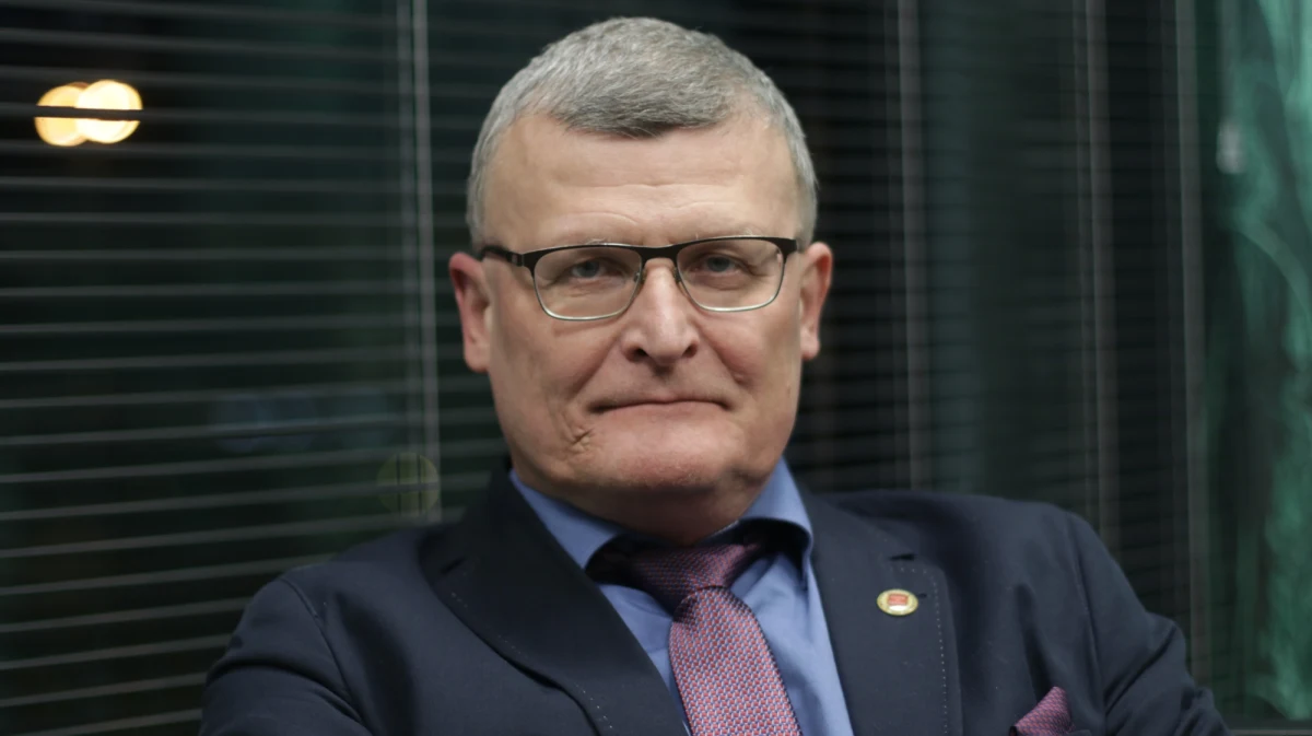 ​Rzecznik dyscypliny zawodowej Naczelnej Izby Lekarskiej umorzył postępowanie przeciwko doktorowi Pawłowi Grzesiowskiemu. Ukarania znanego lekarza i eksperta ds. Covid-19 chciał szef Głównego Inspektoratu Sanitarnego Krzysztof Saczka. Zarzucał Grzesiowskiemu m.in wypowiedzi wprowadzające opinię publiczną w błąd oraz szkalowanie instytucji państwowych walczących z pandemią. Rzecznik dyscyplinarny nie doszukał się jednak przewinienia w publicznych wystąpieniach dra Grzesiowskiego i zamknął postępowania - ustalił dziennikarz RMF Mariusz Piekarski. 