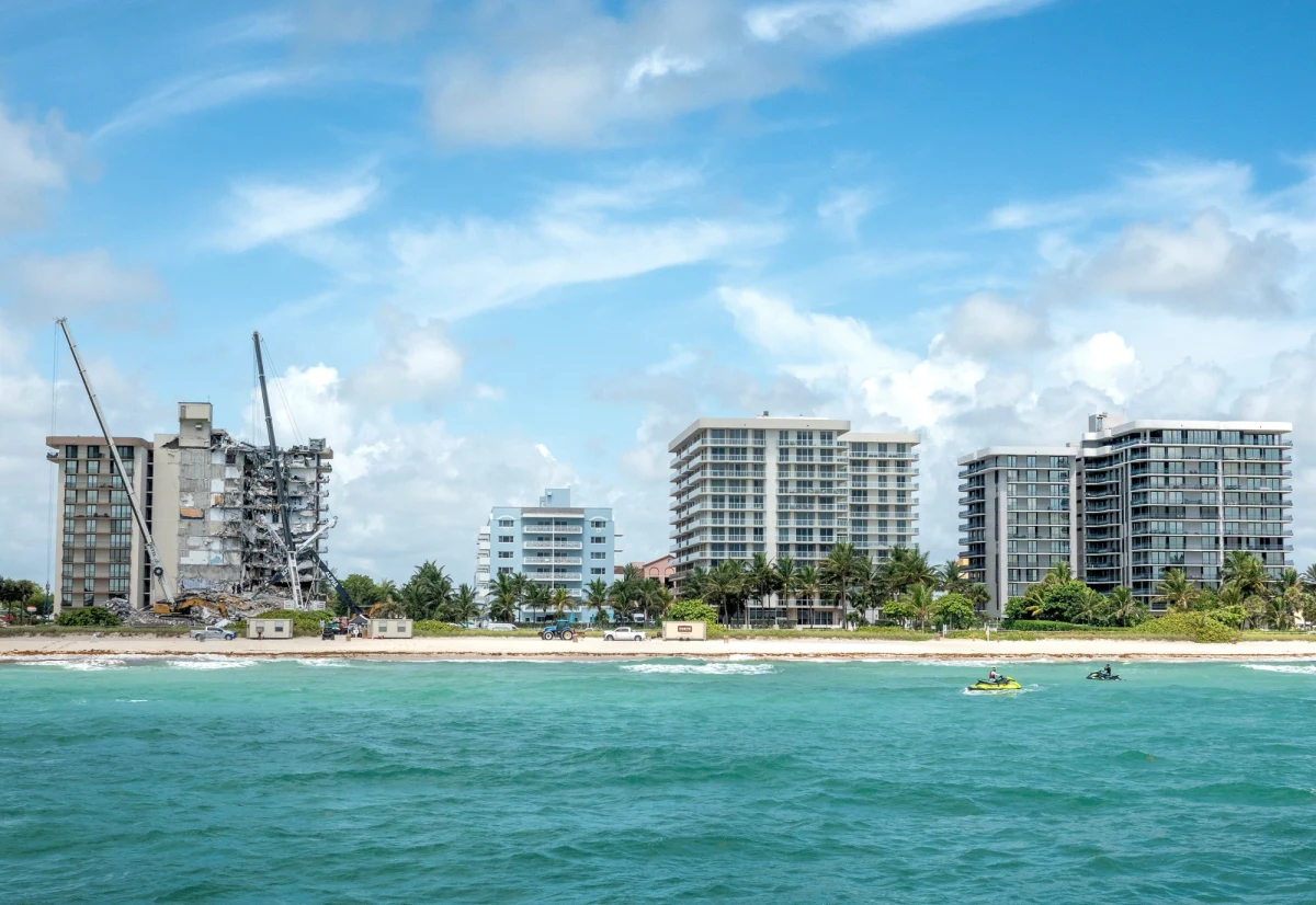 Apartamentowiec Champlain Tower South, który zawalił się w Surfside na Florydzie, wymagał napraw. Ich koszt szacowany był na 9 mln dolarów - przekazała agencja AP. Termin płatności za naprawy mijał 1 lipca. Prace jednak nie zostały podjęte, mimo że wady w budynku stwierdzono już w 2018 r. Oficjalny bilans tragedii to obecnie 10 ofiar śmiertelnych. 151 osób wciąż jest poszukiwanych. 
