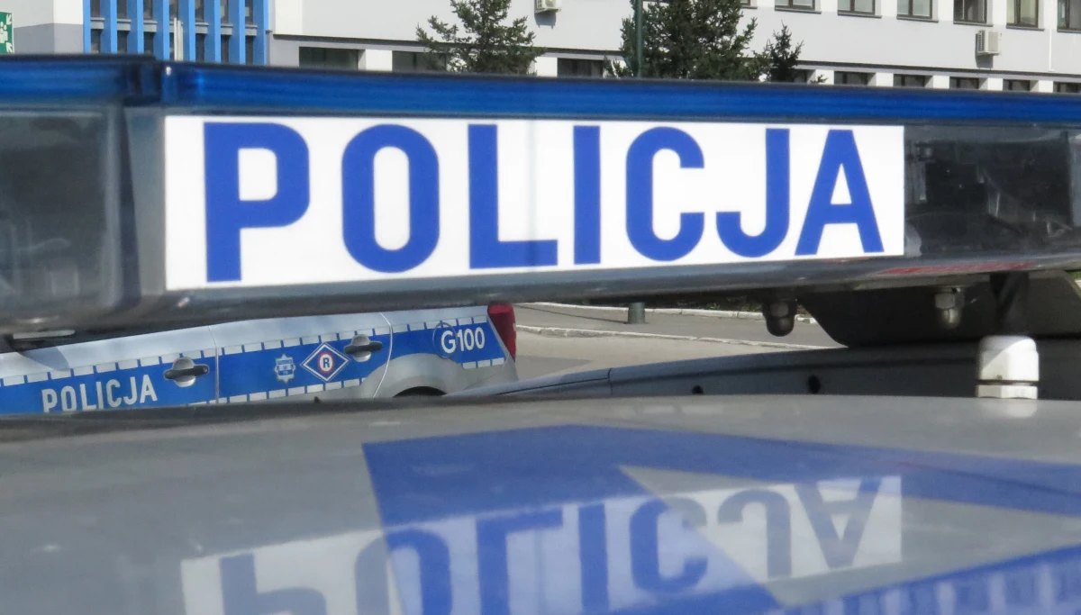 ​W niedzielę w Kaliszu w Wielkopolsce poszukiwano zaginionej 16-latki. Dziewczynę znaleziono w mieszkaniu 60-latka. Przed kamienicą o mało co nie doszło do awantury. Policja prowadzi śledztwo w tej sprawie.