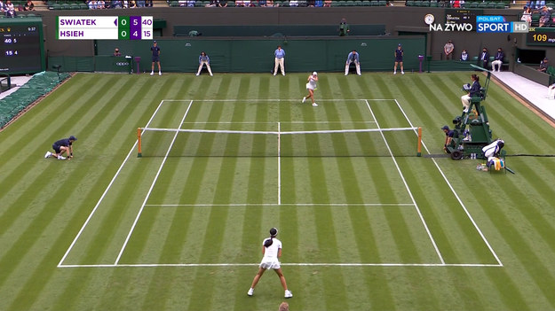 Pierwszy set zakończony, Świątek wygrała go 6:4 Iga Świątek z Su-Wei Hsieh z Tajwanu w pierwszej rundzie wielkoszlemowego Wimbledonu, który odbywa się w Londynie. 


