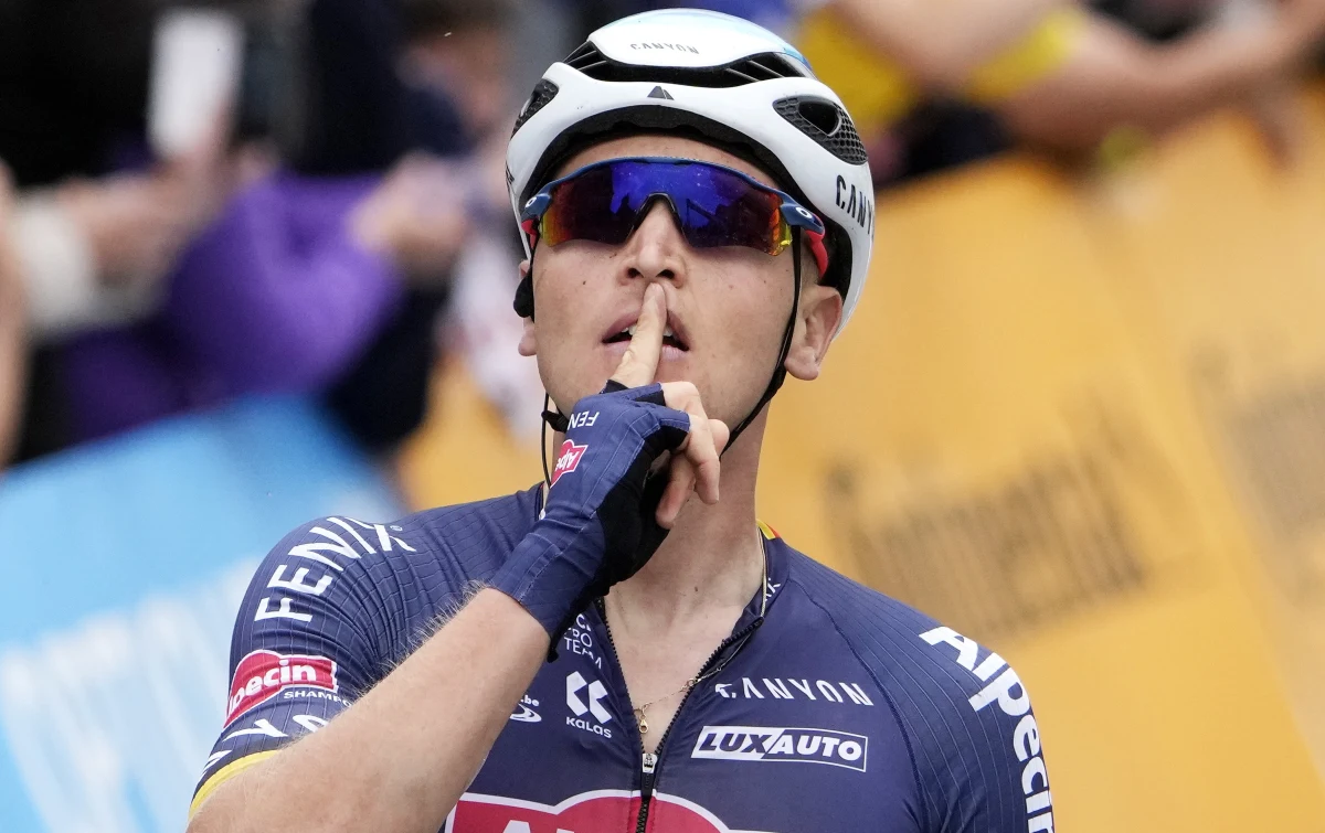 Belg Tim Merlier wygrał w Pontivy trzeci etap Tour de France, w którego końcówce doszło do kraks z udziałem faworytów wyścigu. Żółtą koszulkę lidera zachował siódmy na mecie jego kolega z drużyny Alpecin-Fenix Holender Mathieu van der Poel. 