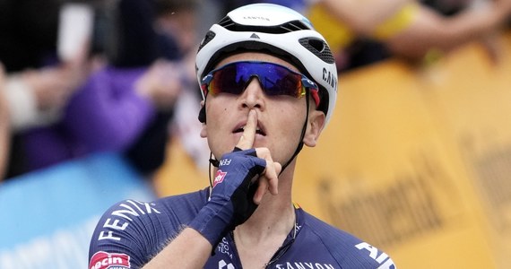 Belg Tim Merlier wygrał w Pontivy trzeci etap Tour de France, w którego końcówce doszło do kraks z udziałem faworytów wyścigu. Żółtą koszulkę lidera zachował siódmy na mecie jego kolega z drużyny Alpecin-Fenix Holender Mathieu van der Poel. 