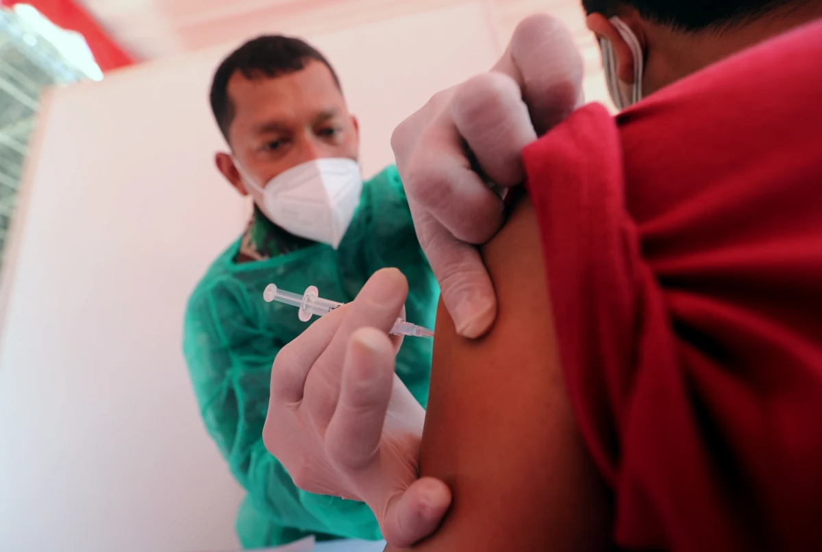 Szczepionki Moderny i Pfizera przeciwko Covid-19 mogą zapewniać odporność przeciwko chorobie na lata, a być może nawet na całe życie - sugerują wyniki badania naukowców z Washington University w Saint Louis opublikowane w "Nature".