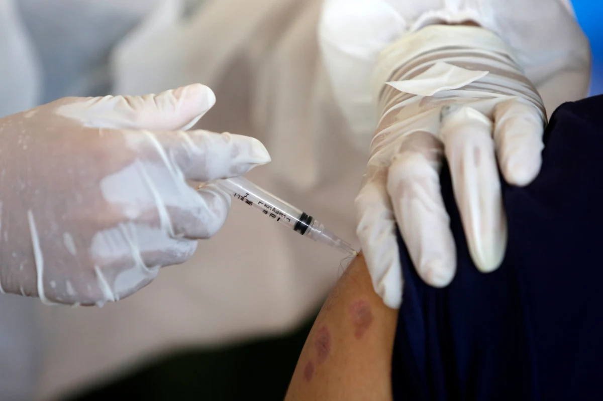 Po szczepieniu przeciw Covid-19 zrezygnujemy na 1-2 dni z opalania na plaży, pływania w morzu czy jeziorze oraz intensywnych wycieczek rowerowych - radzi prof. Joanna Zajkowska z Uniwersyteckiego Szpitala Klinicznego w Białymstoku.