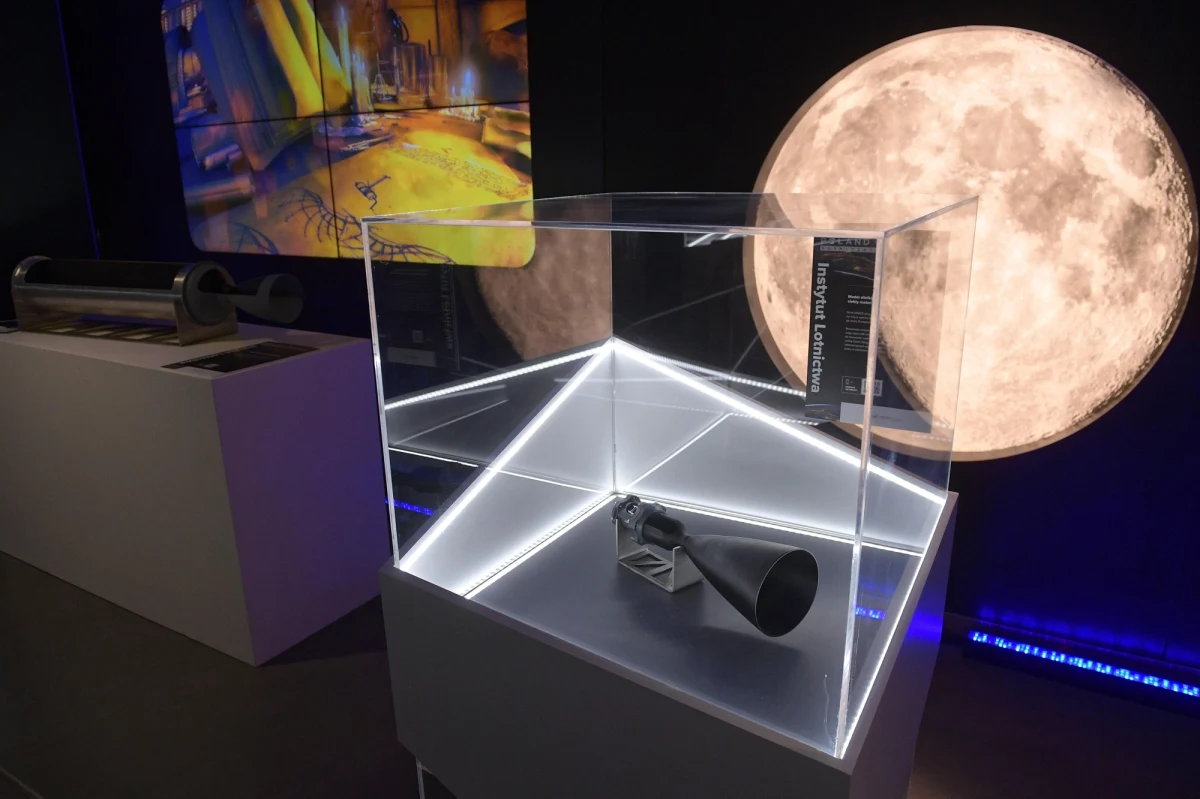 Polska nie buduje rakiet i nie realizuje samodzielnych kosmicznych misji badawczych, ale ma doświadczenie w przemyśle kosmicznym, którym zajmuje się w naszym kraju już około 70 firm. Organizator ruszającego dziś on-line 3. Forum Sektora Kosmicznego, Paweł Wojtkiewicz podkreśla, że mamy tu już wielu specjalistów. Bezpośrednio w branży kosmicznej pracuje w Polsce ponad 1000 wykwalifikowanych osób, inżynierów i pracowników naukowych. Polski przemysł kosmiczny specjalizuje się w elektronice, budowie specjalistycznych instrumentów na potrzeby misji badawczych, mamy bardzo wielu specjalistów w obszarze oprogramowania, czy też mechaniki do zastosowania w sektorze kosmicznym.