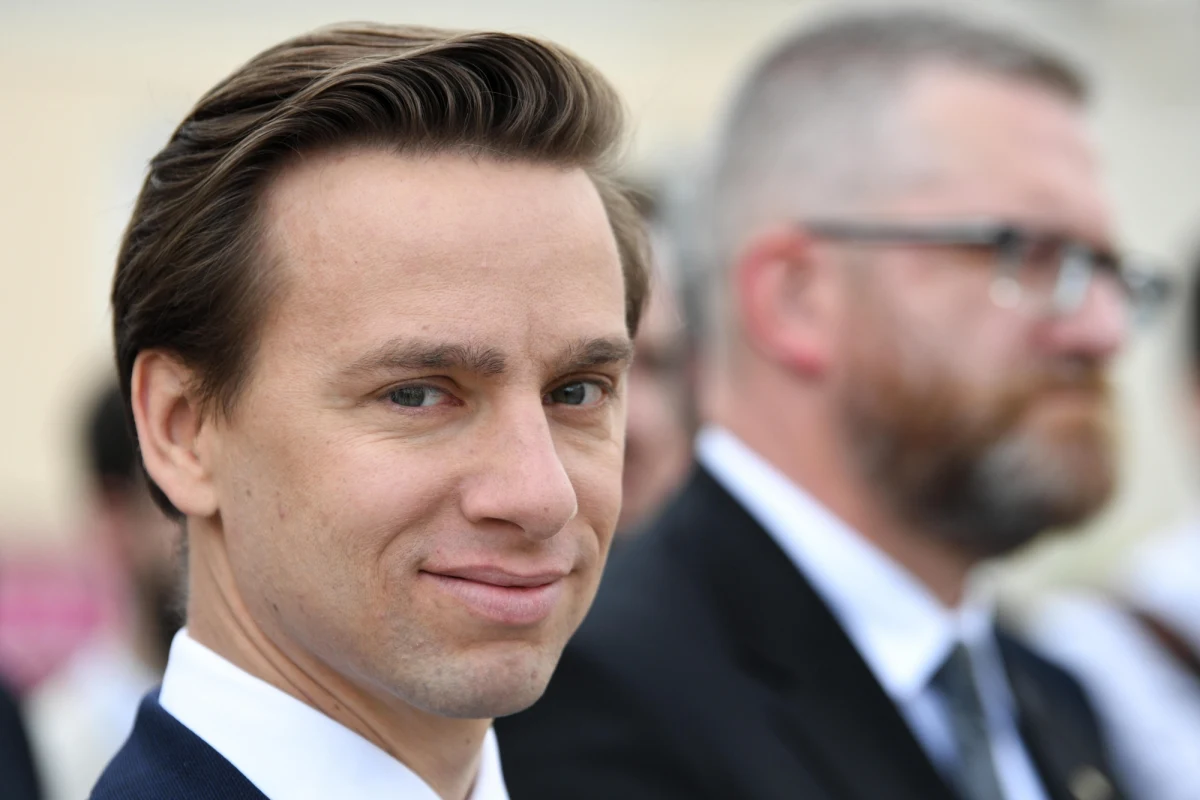 Duża przewaga PiS, spadek poparcia dla Polska 2050 i Konfederacja jako czwarta siła polityczna - takie są wyniki najnowszego sondażu IBRiS dla Onetu. Spada zainteresowanie Polaków polityką - większość respondentów wskazała, że nie poszłoby na wybory, gdyby te miały się odbyć w najbliższy weekend.