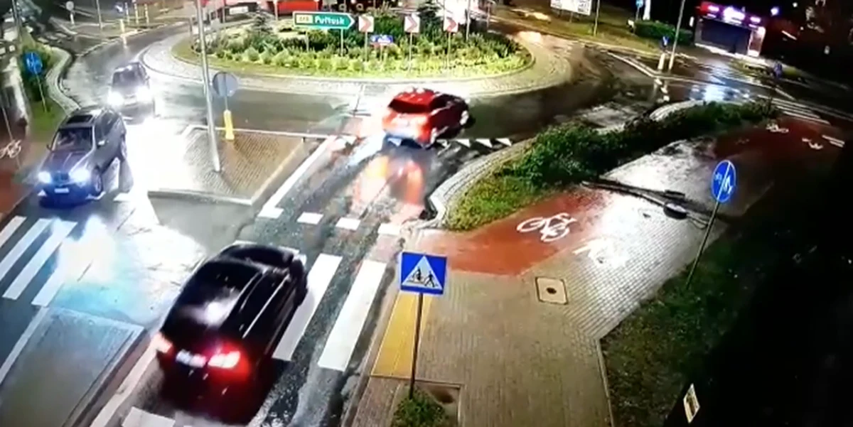 Pijany kierowca zjechał z ronda własnym "zjazdem". Przeciął pas zielni, chodnik, ściął znaki drogowe i przez ogrodzenie wjechał na plac budowy, gdzie uderzył w billboard. 64-letni mężczyzna miał niemal 3 promile alkoholu w wydychanym powietrzu.