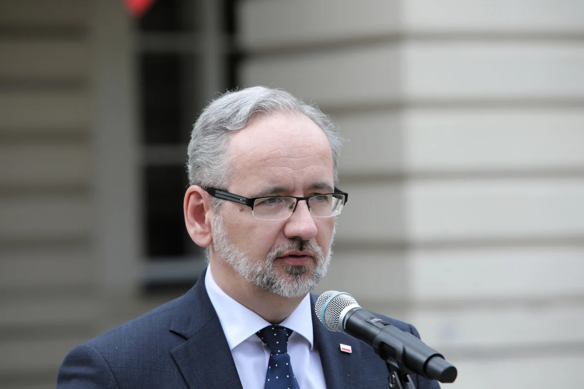 "Na razie decyzja w sprawie trzeciej dawki szczepionki nie została podjęta, ale chcemy uczestniczyć we wszystkich procesach negocjacyjnych dotyczących zabezpieczenia populacji szczepieniami" - powiedział minister zdrowia Adam Niedzielski.