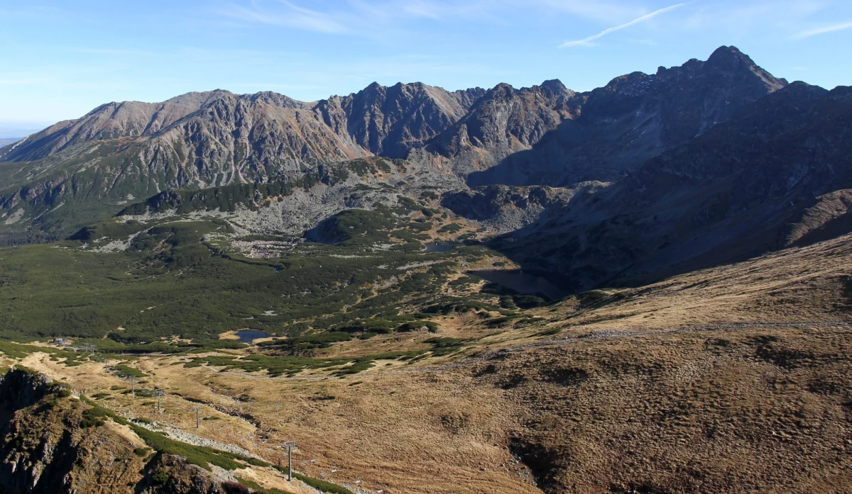 ​Tatrzańskie Ochotnicze Pogotowie Ratunkowe poinformowało, że znaleziono rzeczy należące do Joanny F. Turystka zaginęła w Tatrach w zeszłym roku. Natrafiono także na ludzkie szczątki. Służby będą ustalały tożsamość zmarłej osoby.