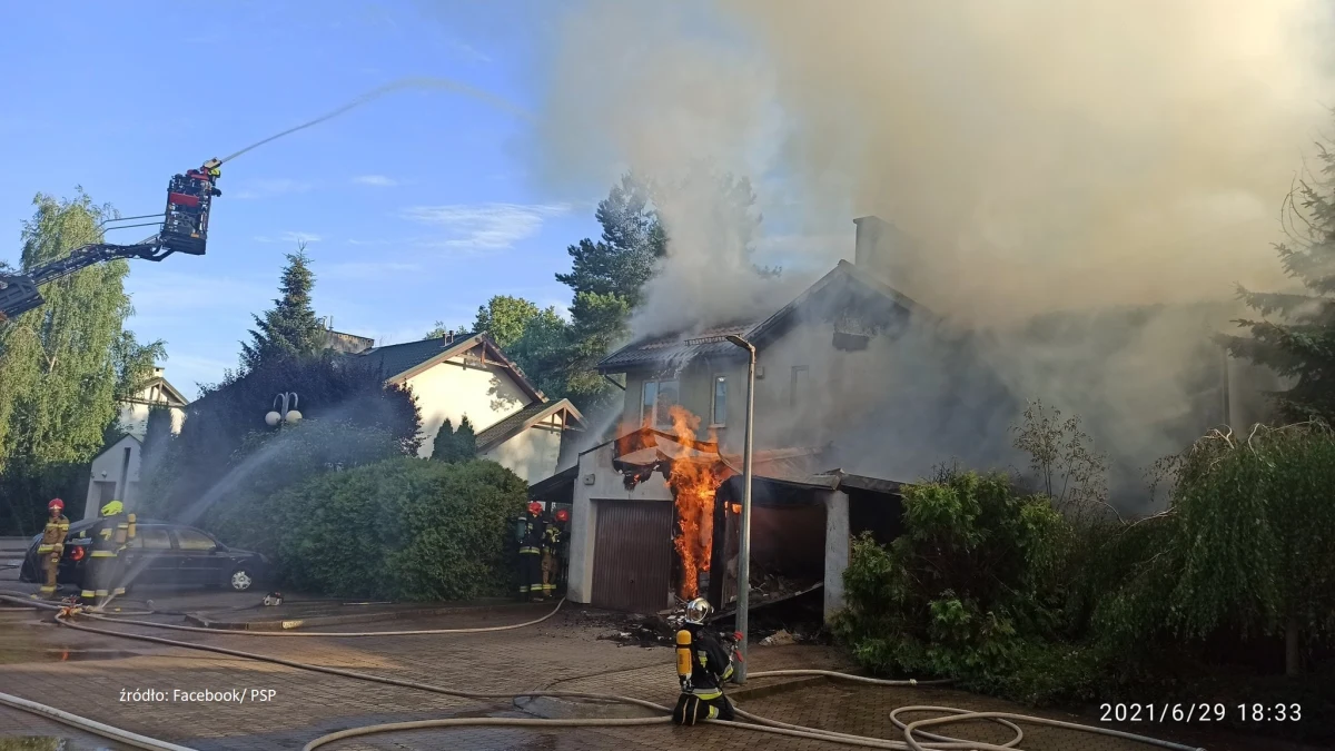 Kilkudziesięciu strażaków uczestniczyło w gaszeniu pożaru budynku w Józefosławiu w powiecie piaseczyńskim na Mazowszu. "Palił się gaz ziemny ze skrzynki przyłączeniowej przy budynku" - poinformował rzecznik mazowieckiej Państwowej Straży Pożarnej Karol Kierzkowski. Cztery osoby zostały poszkodowane. 