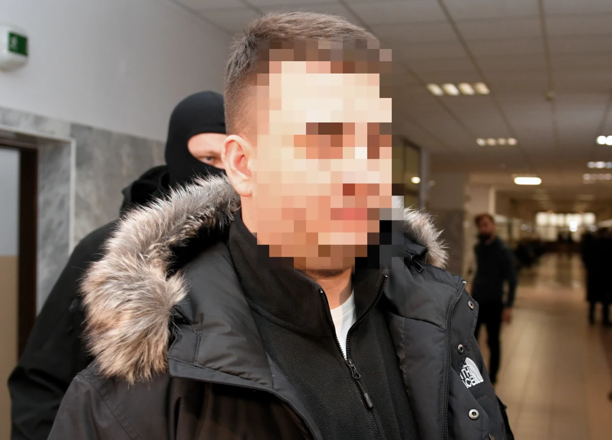 ​10 lat więzienia grozi Bartłomiejowi M., byłemu szefowi gabinetu politycznego Antoniego Macierewicza, gdy ten był ministrem obrony narodowej. Prokuratura w Tarnobrzegu przesłała do sądu akt oskarżenia w sprawie sześciu osób, które usłyszały zarzuty działania na szkodę Polskiej Grupy Zbrojeniowej oraz powoływanie się na wpływy w resorcie obrony.