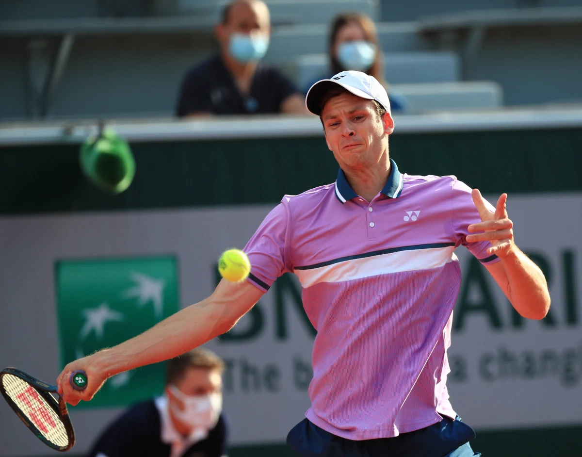 Rozstawiony z numerem 14. Hubert Hurkacz awansował do drugiej rundy wielkoszlemowego Wimbledonu. Wrocławianin pokonał na otwarcie włoskiego tenisistę Lorenzo Musettiego 6:4, 7:6 (7-5), 6:1.