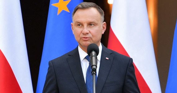 ​Karę dwóch miesięcy prac społecznych wymierzył we wtorek Sąd Okręgowy w Kaliszu (woj. wielkopolskie) trzem młodym mężczyznom oskarżonym o to, że w czerwcu ubiegłego roku, w czasie spotkania uczniów szkół ponadpodstawowych znieważyli prezydenta RP Andrzeja Dudę.