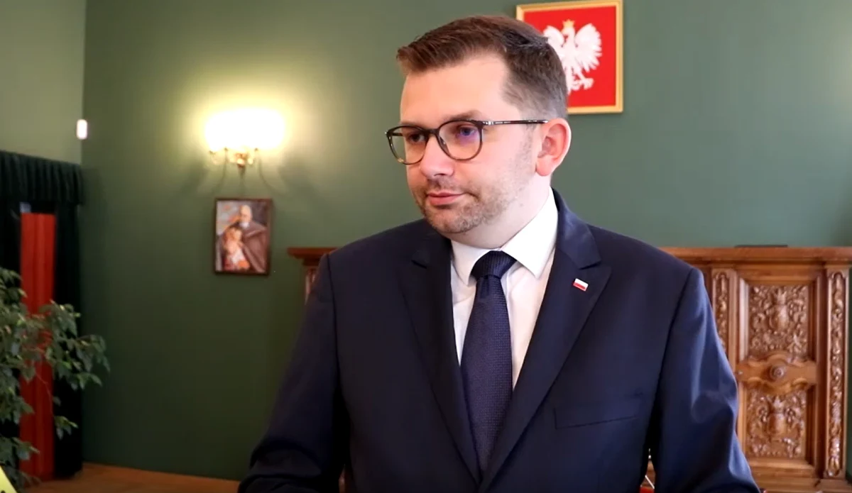 Małopolski urząd wojewódzki prowadzi szkolenia dla samorządowców, by jak najszybciej spływały wnioski o finansową pomoc po potężnym pożarze w Nowej Białej na Podhalu, a także trąbie powietrznej na Sądecczyźnie. Małopolski wojewoda Łukasz Kmita wnioskował, aby cztery miejscowości, które w kataklizmach ucierpiały najbardziej, uznano za miejsca noszące znamiona klęski żywiołowej. Decyzję w tej sprawie ma podpisać premier. "To spowoduje, że wszelkiego rodzaju przepisy budowlane zostaną znacznie skrócone i te działania inwestycyjne związane z odbudową będą mogły ruszyć lada moment" - tłumaczył wojewoda małopolski Łukasz Kmita. Łączne straty w miejscowościach szacowane są na kilka milionów złotych.