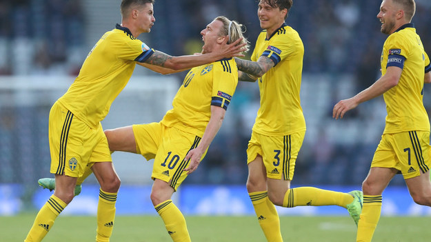Forsberg zdecydował się na uderzenie sprzed pola karnego, piłka odbiła się jeszcze od nogi Zabarnyja i wpadła do siatki. Komentują  Szymon Rojek i Piotr Kobierecki. 

