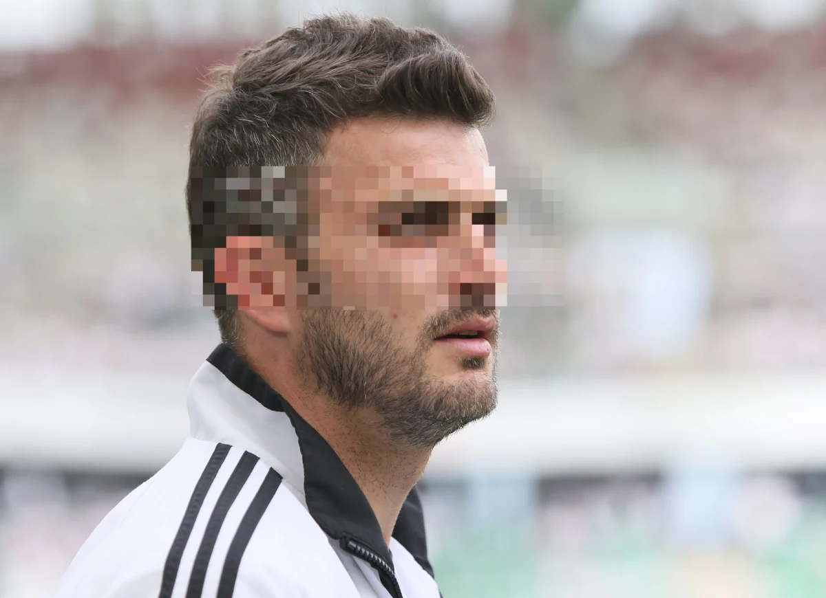 20 tys. zł grzywny i trzyletni zakaz prowadzenia "wszelkich pojazdów mechanicznych" - taki wyrok wydał Sąd Rejonowy dla Warszawy-Śródmieścia wobec Michała Ż., byłego reprezentanta Polski w piłce nożnej. W grudniu 2020 roku spowodował on kolizję. Miał 1,6 promila alkoholu w organizmie. Obrona nie zgodziła się z wyrokiem i złożyła sprzeciw.