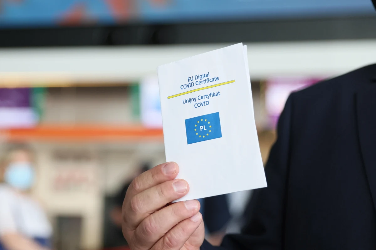 Od 1 lipca w całej Unii Europejskiej ma być uznawany Unijny Certyfikat Covid. Zawiera informacje o szczepieniu, przejściu Covid-19 lub negatywnym teście i ma ułatwiać podróże po Europie. W wielu krajach jego okazanie jest też warunkiem wstępu na koncerty czy mecze. W Berlinie bez certyfikatu nie wejdziemy do sali restauracyjnej, w Austrii nie zameldujemy się w hotelu, we Włoszech nie pójdziemy na dyskotekę.