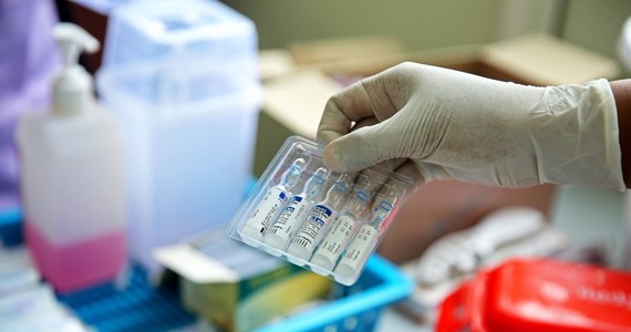 Ministerstwo Zdrowia informuje o 104 nowych przypadkach zakażenia koronawirusem. Ostatniej doby zmarło 16 chorych na Covid-19. Bilans epidemii koronawirusa w Polsce to 2 879 912 zakażonych. Nie żyje 75 021 spośród nich.