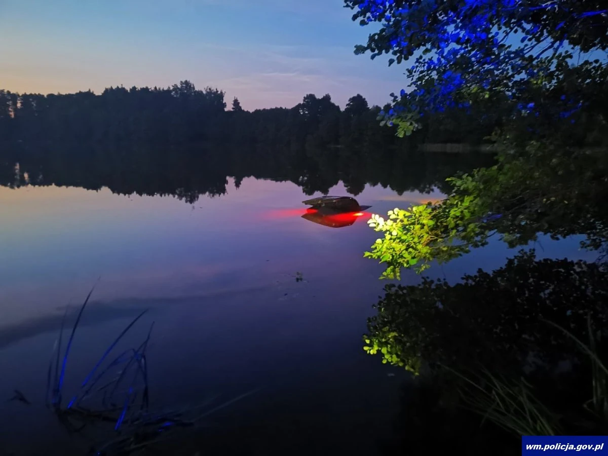 Pijany kierowca z Warszawy wjechał samochodem do jeziora Okomin Wielki w Waplewie - podała w środę warmińsko-mazurska policja. Kierowcy udało się wydostać z wody o własnych siłach. Uciekł z miejsca zdarzenia, ale został zatrzymany po policyjnym pościgu.