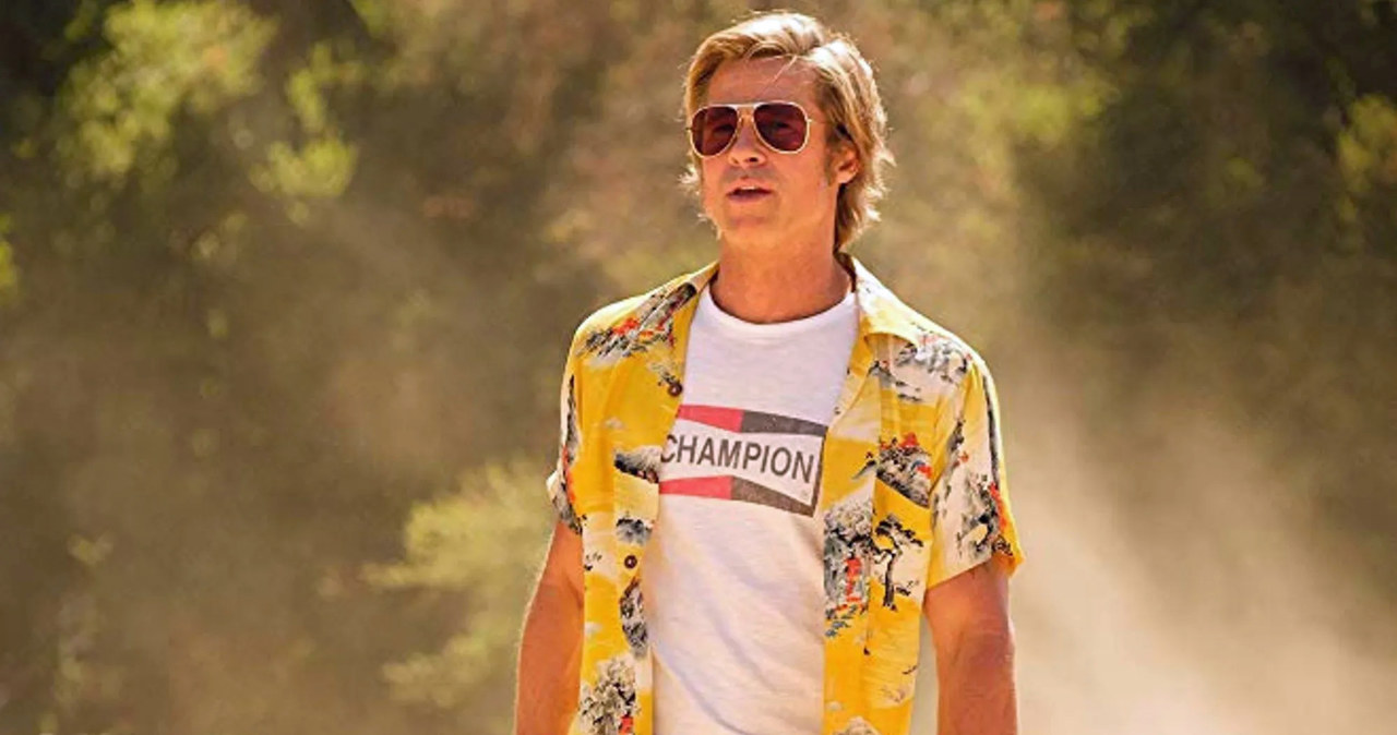 We wtorek do księgarń w USA trafiła debiutancka powieść Quentina Tarantino "Once Upon a Time in Hollywood". Ta książka jest pokaźnym rozszerzeniem wydarzeń z ostatniego filmu reżysera, "Pewnego razu... w Hollywood". Jak informują pierwsi czytelnicy, powieść przynosi odpowiedź na najbardziej intrygujące pytanie, jakie pojawiło się po seansie filmu. Czy grany przez Brada Pitta kaskader Cliff Booth naprawdę zabił swoją żonę Billie?