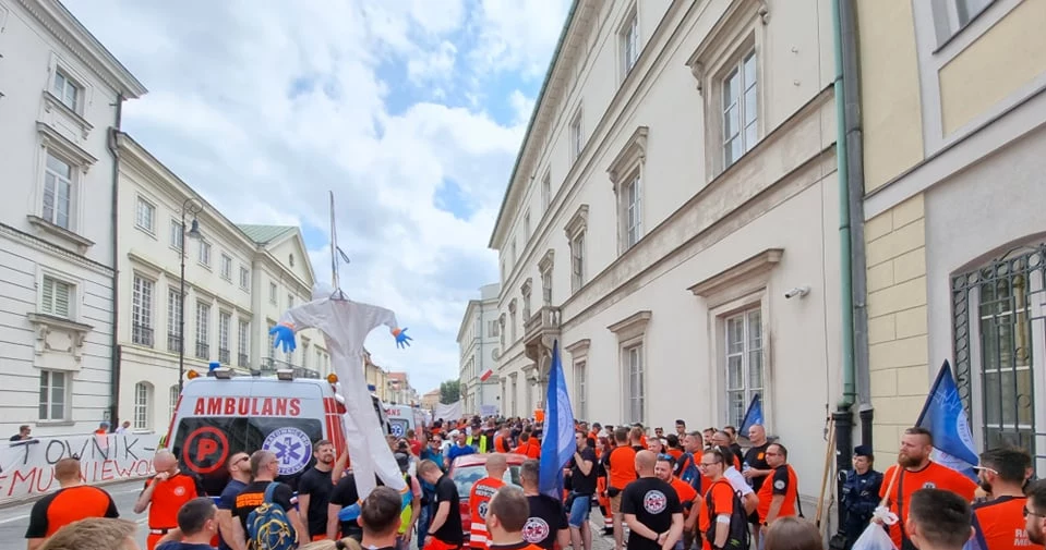 Ratownicy medyczni są przemęczeni. Na zdjęciu protest tej grupy zawodowej w Warszawie