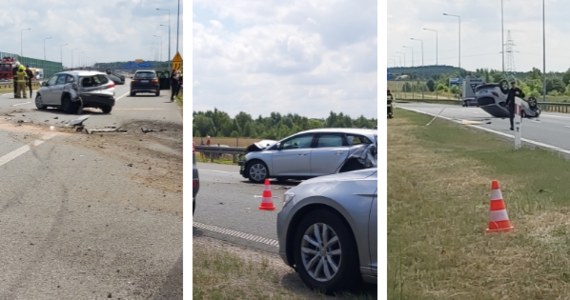 Zderzenie dwóch samochodów osobowych na autostradzie A1 na wysokości Rokitnicy w powiecie zgierskim w Łódzkiem. Za węzłem Łódź Północ trasa w stronę Gdańska jest całkowicie zablokowana. 