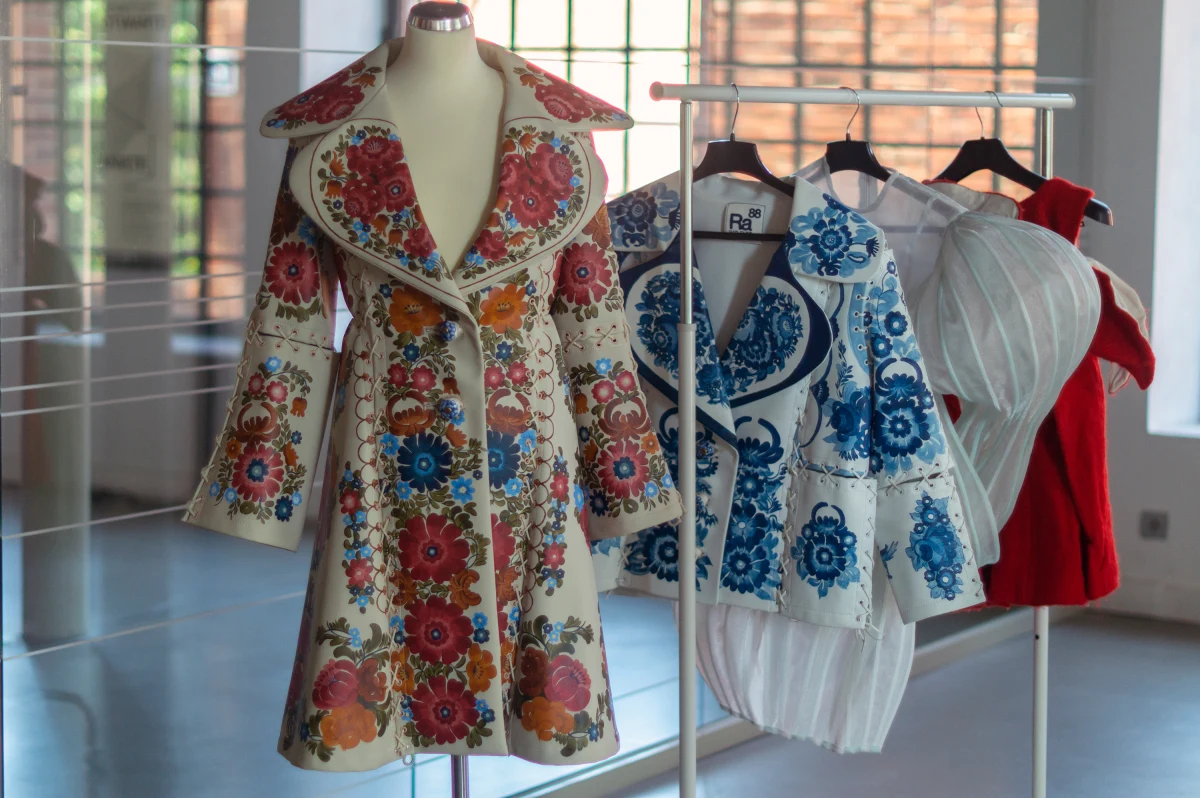 Biało-czerwona sukienka przypominająca kwiat orchidei czy bluzka inspirowana wyobrażeniami słowiańskich bóstw – to przykłady ubiorów autorstwa światowej sławy polskiego projektanta Arkadiusa, którego stroje kupiło właśnie Centralne Muzeum Włókiennictwa w Łodzi. Te niezwykłe projekty pokazywane będą w zestawieniu z pracami Duetu RAD. 