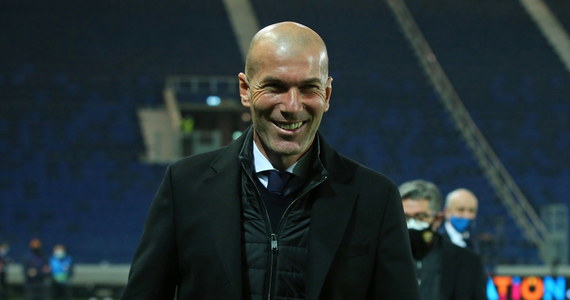 ​Francuskie media twierdzą, że nowym selekcjonerem piłkarskiej reprezentacji Francji ma zostać Zinedine Zidane. Zakładają, że po porażce Didier Deschamps poda się do dymisji i pozycja zostanie "wolna".