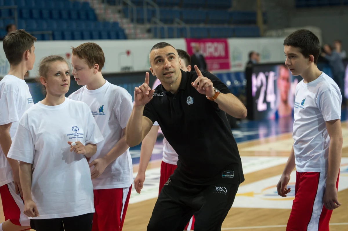 Przed polskimi koszykarzami drugi mecz w ramach olimpijskich kwalifikacji w Kownie. Po wygranej z Angolą, biało-czerwonym przyjdzie się zmierzyć z mistrzami Europy z 2017 roku – Słoweńcami. „Musimy się skoncentrować na Słowenii. To jest rywal bardzo trudny” – zaznacza były reprezentant Polski Andrzej Pluta, z którym o rywalizacji ze Słowenią, a także mocnych stronach naszej reprezentacji rozmawiał Wojciech Marczyk z redakcji sportowej RMF FM.