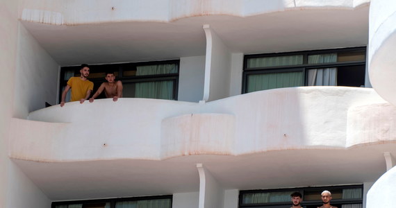 Liczba zakażonych lub podejrzanych o zakażenie Covid-19 wśród uczniów z jedenastu regionów kraju, którzy wyjechali w czerwcu na wakacje na Majorkę wzrosła do prawie 1700 przypadków - wynika z informacji rządów regionalnych kraju. Około 4 800 osób pozostaje na kwarantannie, w większości w swoich miejscach zamieszkania. Około 250 uczniów wciąż przebywa na przymusowej kwarantannie w hotelu w Palma de Mallorca, gdzie dochodzi do protestów i aktów wandalizmu. Interweniowała policja.